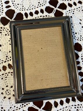 Sleek Vintage Metallic Photo Frame in Silver-Tone — Unbranded